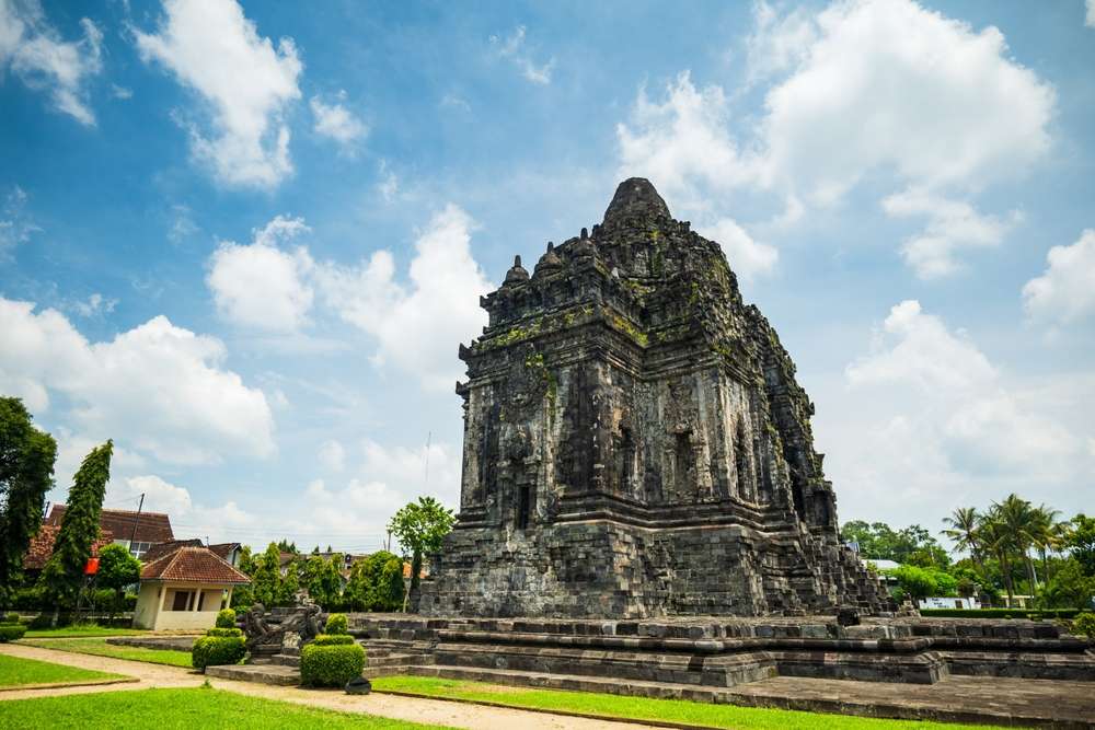 Candi Puntadewa: Pesona Candi Kuno di Dataran Tinggi Dieng, Traveloka Team