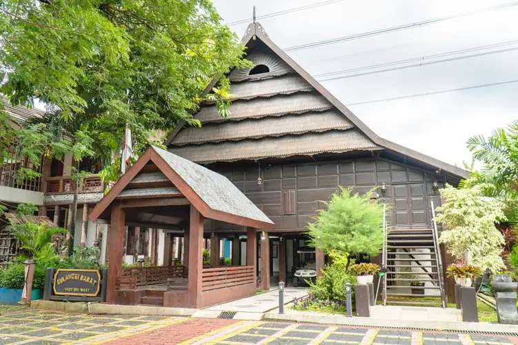 Snapshot Budaya: Rumah Adat Mamuju dalam Sekilas, Mas Bellboy