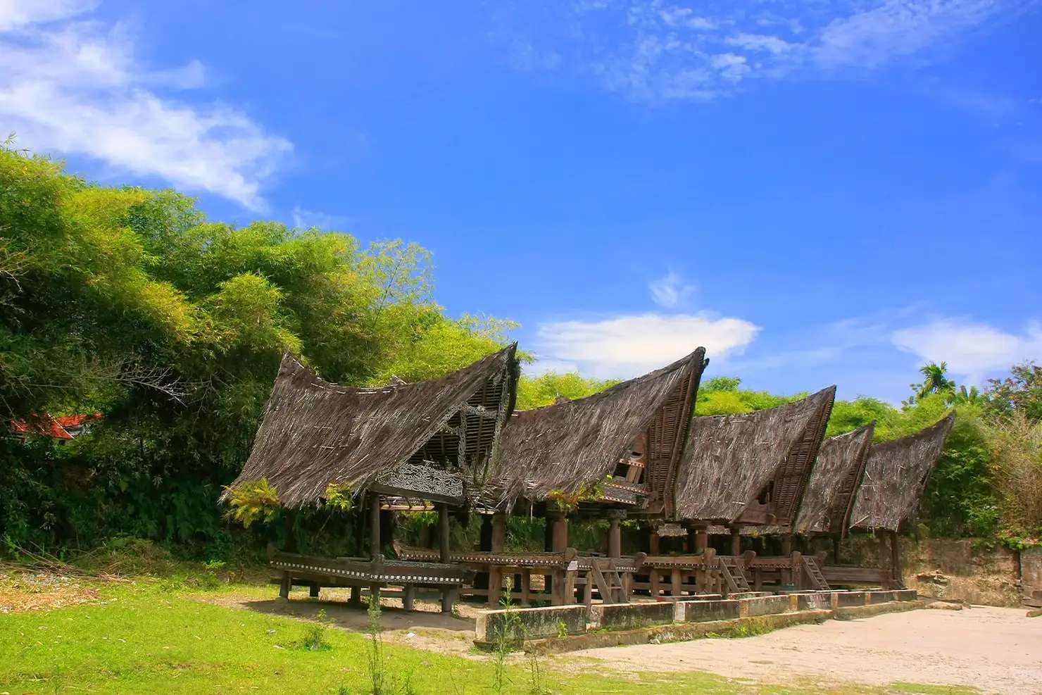 Rumah Bolon: Menyingkap Kewibawaan dan Filosofi Kosmos dalam Arsitektur Batak Toba, Mas Bellboy