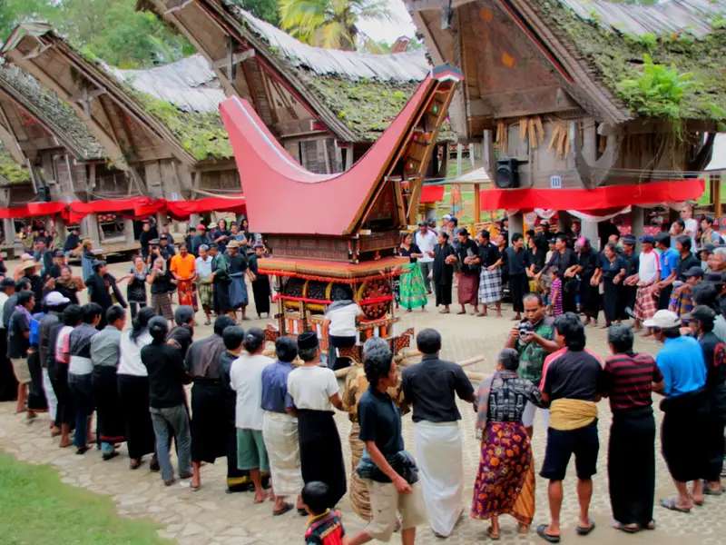 Mappalette Bola: Menyingkap Filosofi, Sejarah, dan Ritus Sakral Suku Bugis, Mas Bellboy