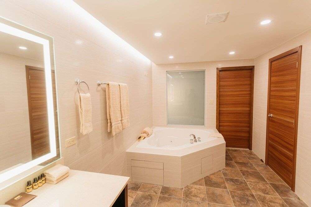 Surfrider Resort Hotel