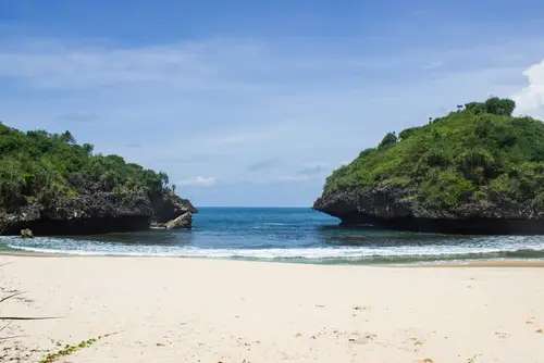 Pantai Lango: Daya Tarik, Rute, dan Harga Tiket Terbaru, Mas Bellboy