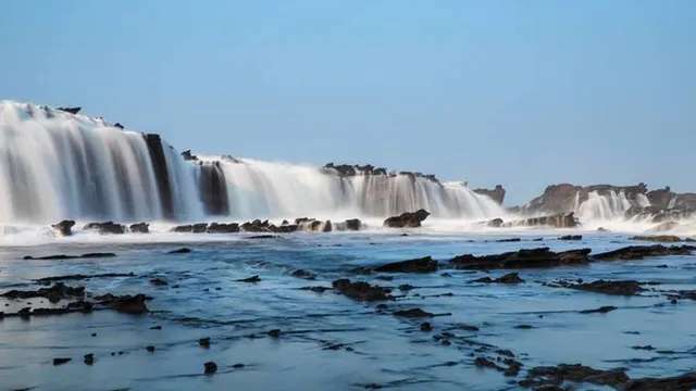 Pesona Pantai Karang Taraje, Air Terjun Alami di Tengah Laut yang Memukau, Mas Bellboy