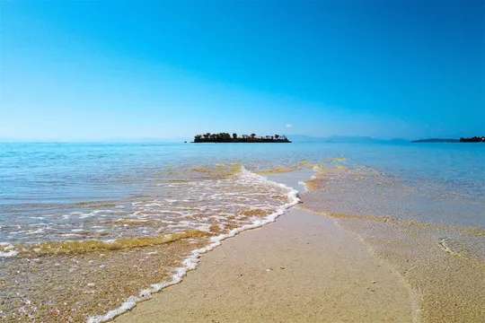 Pantai Namalatu: Daya Tarik, Lokasi, dan Harga Tiket Terbaru, Mas Bellboy