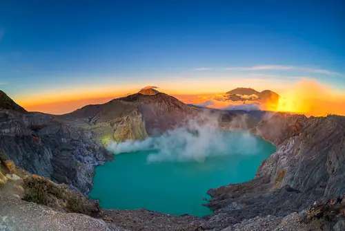 Pesona Tersembunyi Kawah Bulan Sabit di Pegunungan Ijen, Mas Bellboy