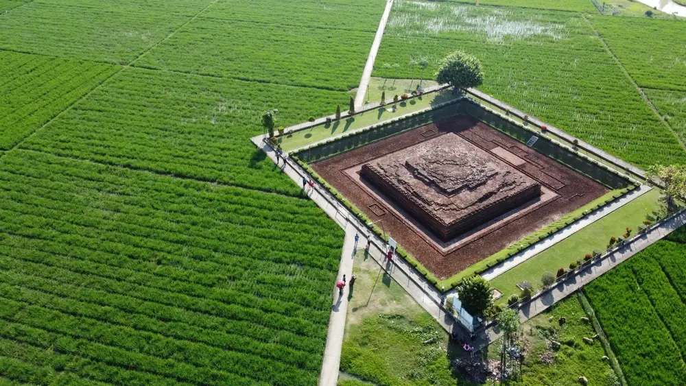 Candi Rimbi Jombang: Reruntuhan Majapahit dan Kisah Arca Parwati, Mas Bellboy