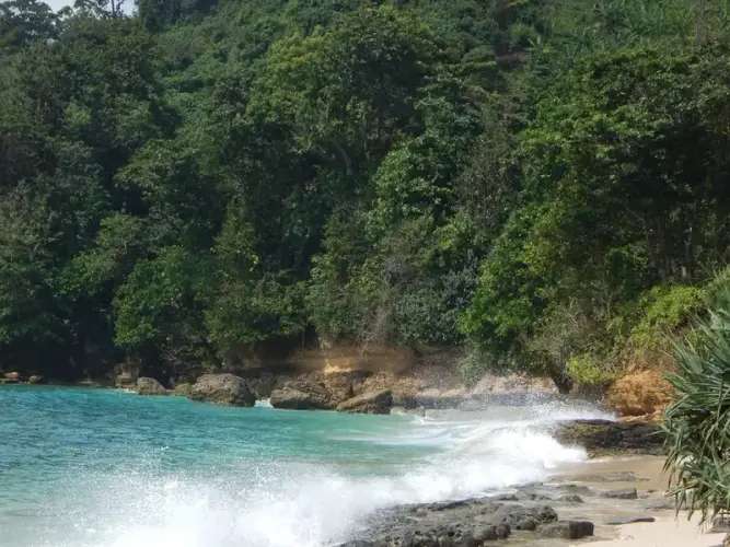 Pesona Tebing Banyu Mulok, Tebing Bersejarah di Tulungagung, Traveloka Team