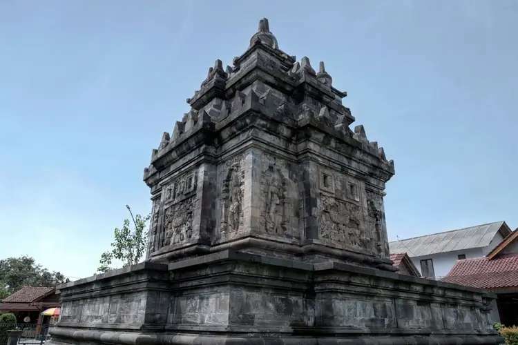 Candi Kethek Karanganyar: Menyusuri Situs Punden Kuno di Lereng Gunung Lawu, Traveloka Team