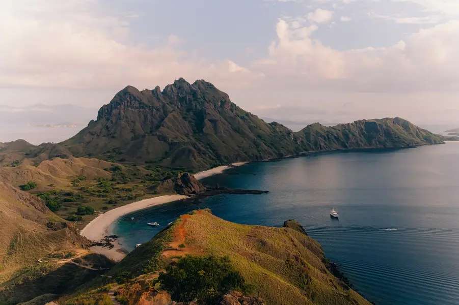 Padar Island: 7 Must-See Spots for Epic Views & Island Adventures, Traveloka Accomodation