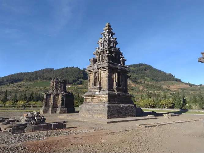 Candi Sembadra, Candi Unik di Kompleks Candi Arjuna Dieng, Traveloka Team