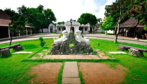 Keraton Kaprabonan: Keraton Mungil di Balik Gang Sempit Pasar Kanoman, Cirebon, Traveloka Team