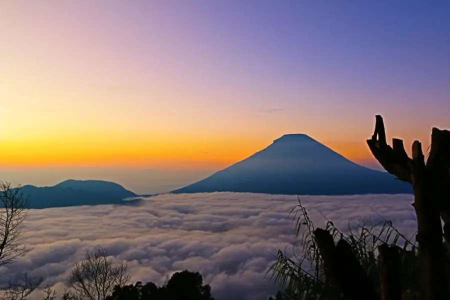 Candi Dwarawati: Pesona Candi Tersembunyi di Ladang Kentang Dieng, Traveloka Team