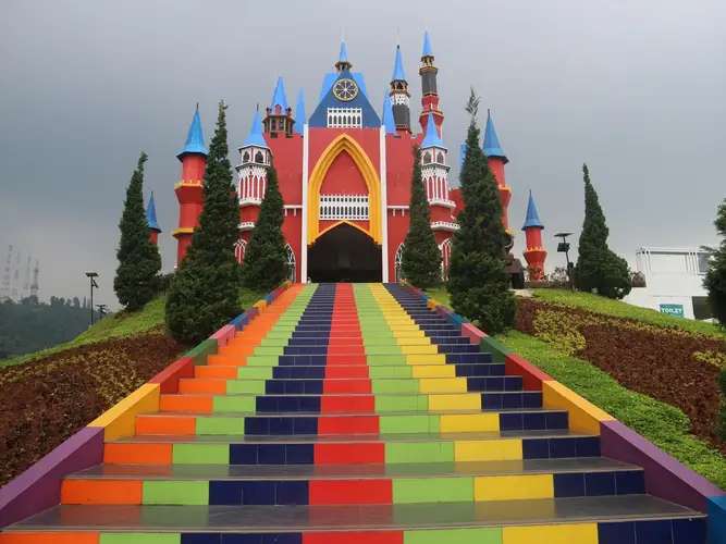 Bersantai Sambil Menikmati Suasana Asri di Alun-Alun Pagaden, Traveloka Team