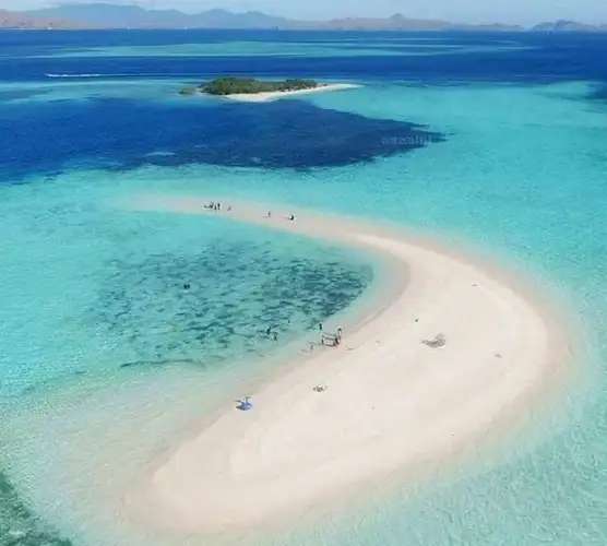Pulau Taka Makassar: Pesona Gosong Pasir Berbentuk Bulan Sabit di Labuan Bajo, Waktu baca 6 menit
