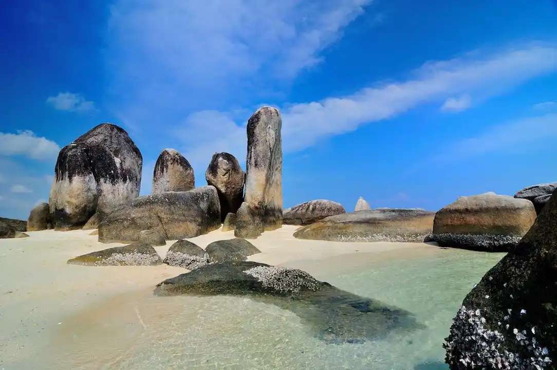 Menyelami Eksotisme Pantai Penyabong: Permata Tersembunyi di Belitung , Waktu baca 5 menit