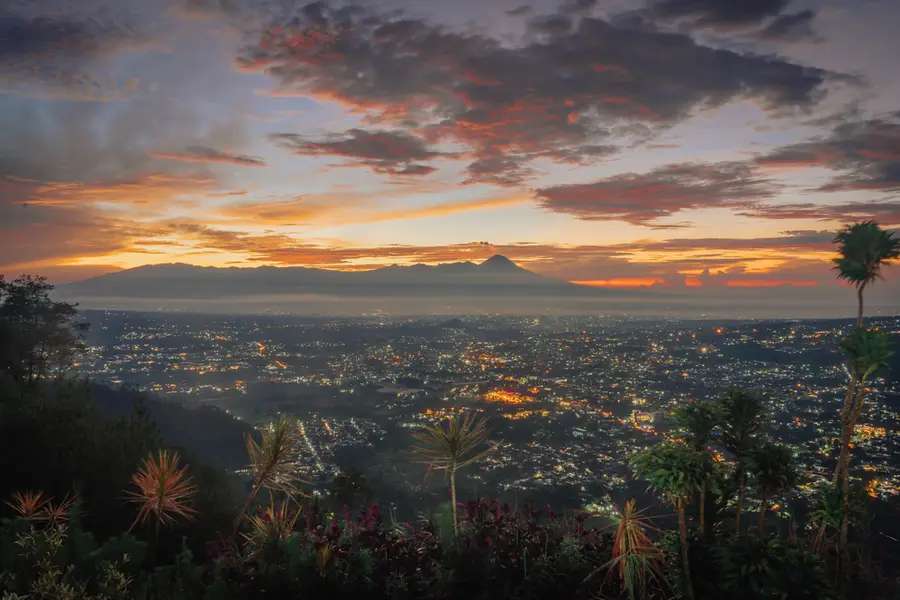 Puncak Aher Sukabumi, Bukit Sunset Ikonik di Geopark Ciletuh, Traveloka Accomodation