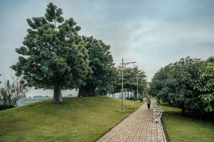 Jogging Santai di Embung Pekayon, Ruang Biru Baru di Pasar Rebo Jakarta Timur , Traveloka Accomodation