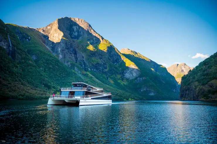 Fjord Norwegia: Mengenal Teluk Sempit Bertebing Curam yang Mendunia, Traveloka Accomodation