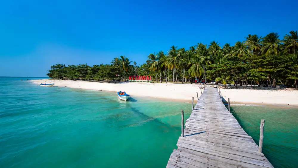 Pulau Tunjuk Destinasi Bahari yang Menawan di Bangka Belitung, Traveloka Team