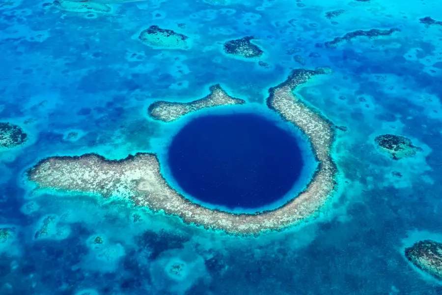 Wisata Great Blue Hole di Belize: Rute dan Tips Berkunjung, Waktu baca 5 menit