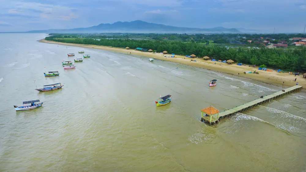 Pantai Indah Layur: Serunya Main Air dan Bersantai di Bawah Pohon Cemara , Traveloka Team