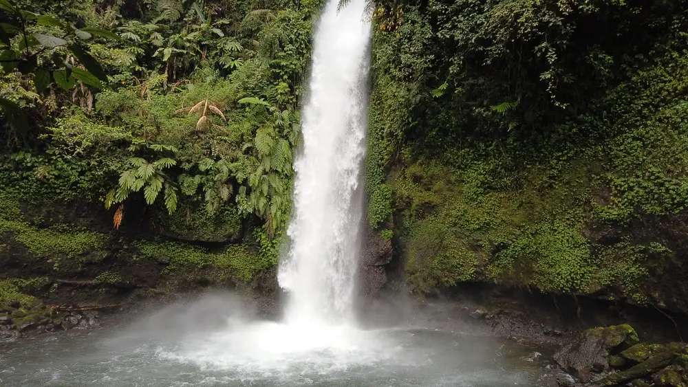 Curug Genting Banjarnegara: Air Terjun Tersembunyi di Tengah Pegunungan, Traveloka Team