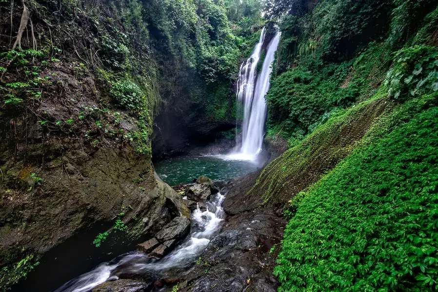 Jagasatru Waterfall, Air Terjun Sunyi di Lembah Hutan Buleleng, Traveloka Team