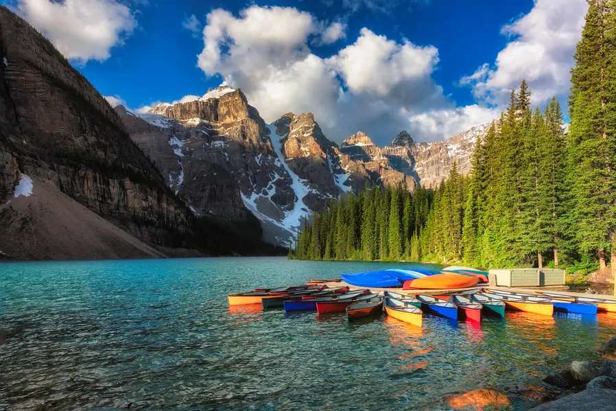 Panduan Wisata ke Lake Louise, Danau Indah Kanada yang Wajib Dikunjungi, Traveloka Team