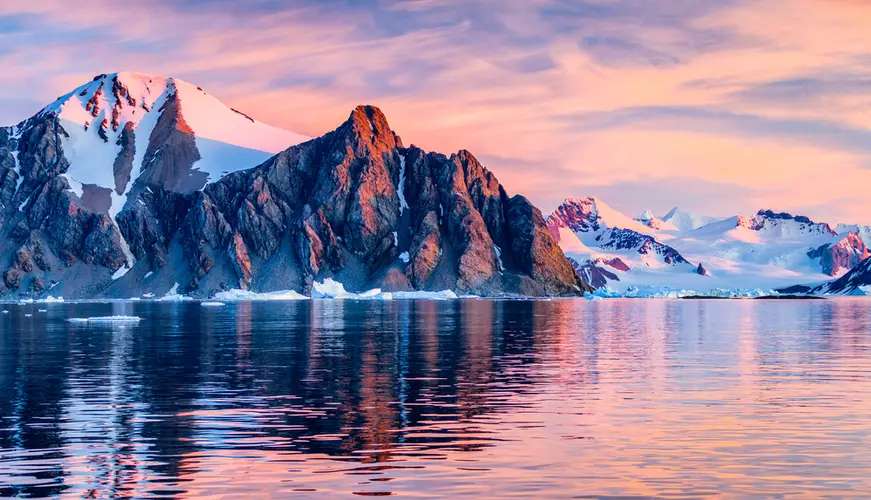 Beyond the Icebergs: Find the Best Time to Visit Antarctica, 5 min read
