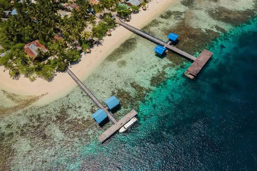 Pesona Wisata Desa Arborek Raja Ampat: Panduan Snorkeling Dermaga dan Homestay, Traveloka Team